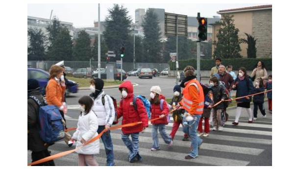 Immagine: Bergamo: 14 pedibus per l'International Walk to School Month 2009