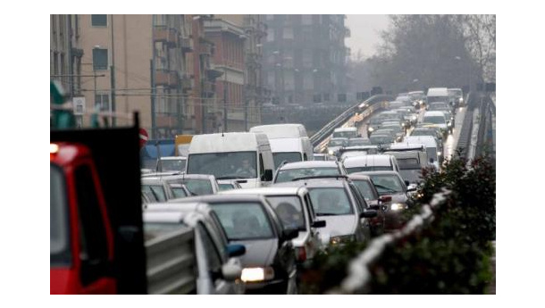 Immagine: A novembre torna alto il Pm10: Milano e Torino peggiorano rispetto al 2008