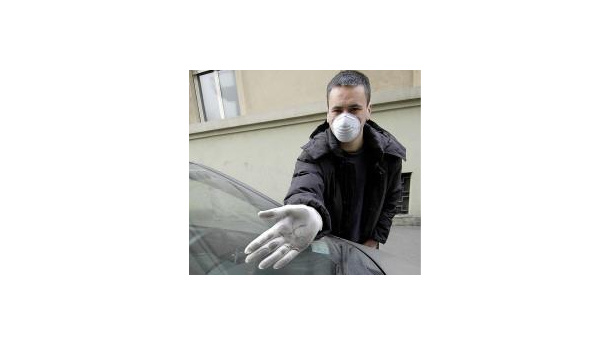 Immagine: Roma, Legambiente distribuisce maschere antigas