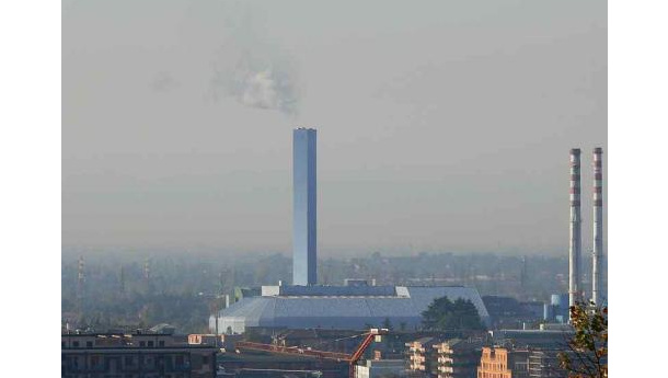 Immagine: L’inceneritore di Acerra al lavoro