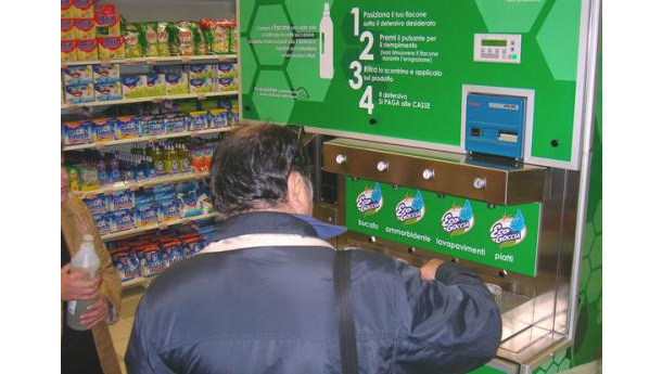 Immagine: Detersivi alla spina: in tre anni risparmiati 500 mila flaconi di plastica