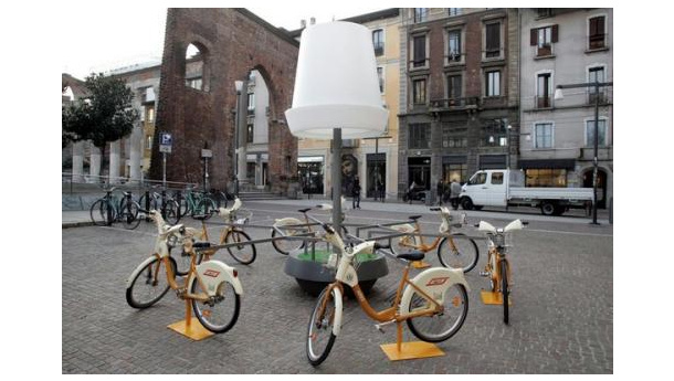 Immagine: Il bike-lamp milanese: pedali e illumini la lampada di Natale