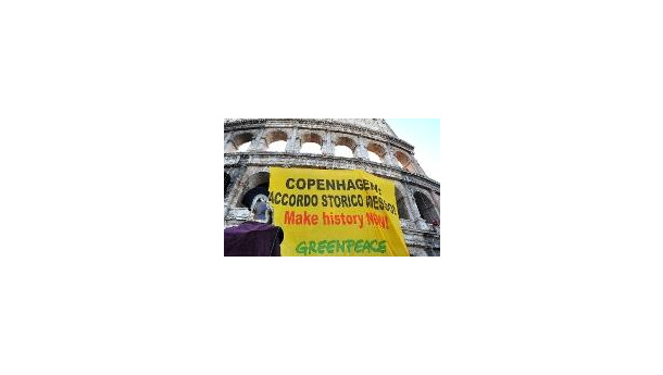 Immagine: Greenpeace sul Colosseo per chiedere accordo sul clima