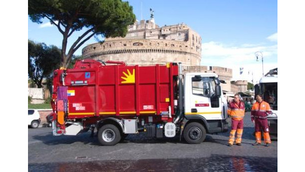 Immagine: Ama, in tre giorni raccolte a Roma 11.400 tonnellate di rifiuti indifferenziati