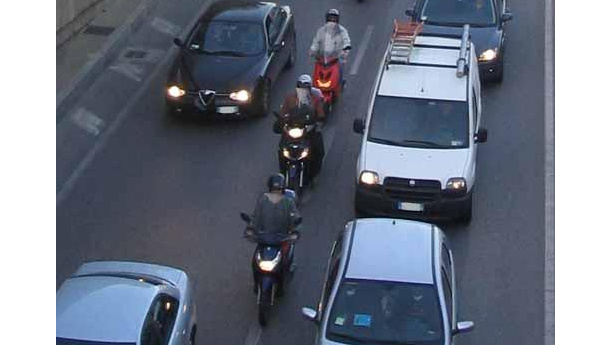 Immagine: Roma: fermi fino alle 20,30 i veicoli più inquinanti