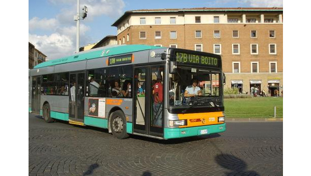 Immagine: A Firenze l'abbonamento del bus si compra a scuola