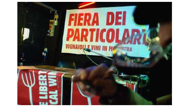 Immagine: Milano: al Leoncavallo le stoviglie si lavano