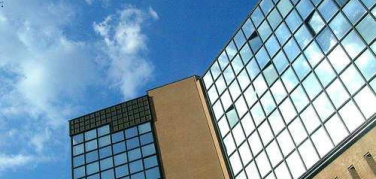 Il tetto del Palagiustizia si tinge di verde