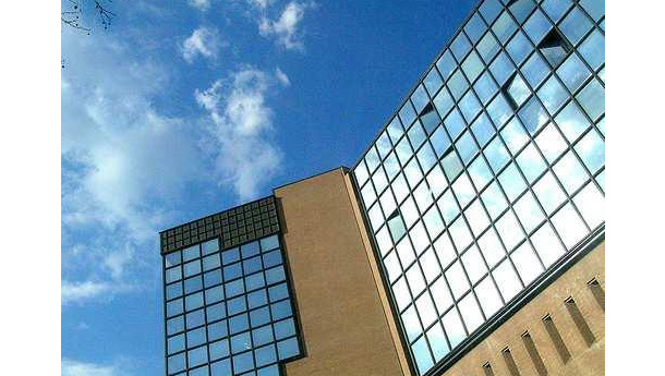 Immagine: Il tetto del Palagiustizia si tinge di verde