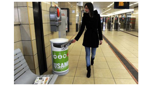 Immagine: Una campagna per la raccolta della carta nelle stazioni ferroviarie milanesi