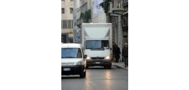 Milano: dal 22 marzo nuove regole (con abbondanti deroghe) per il carico scarico merci