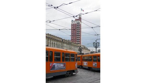 Immagine: Torino: nel 2009 più viaggi sui mezzi pubblici, meno auto nelle strisce blu