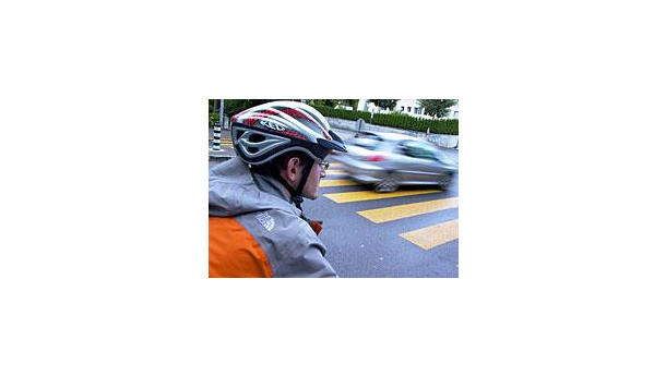 Immagine: Casco obbligatorio per chi va in bici. L'emendamento che solleva polemiche