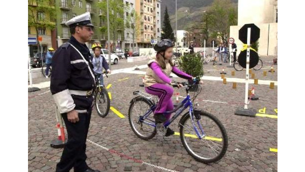 Immagine: Casco obbligatorio per chi va in bici, ma solo al di sotto dei 14