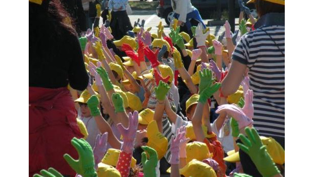 Immagine: I bambini genovesi puliscono Prà