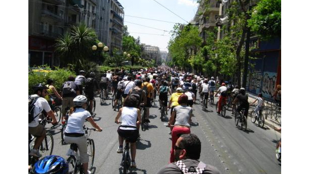 Immagine: Podilates: migliaia di biciclette manifestano in Grecia