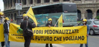 Blitz di Legambiente: niente più auto al Colosseo