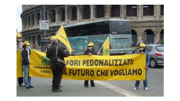 Immagine: Blitz di Legambiente: niente più auto al Colosseo