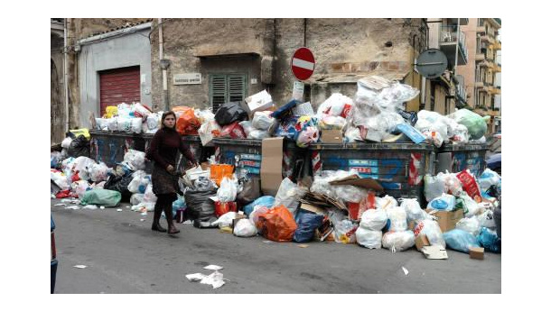 Immagine: Roghi dalle città. Lo stato dell'emergenza rifiuti palermitana a maggio