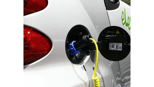 Immagine: Ricerca SWG per conto di FederUtiliy: il 70% degli automobilisti italiani comprerebbe un’auto elettrica