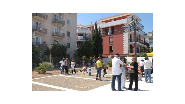 Immagine: A Bari nasce “Il Giardino del Lavoratore”. Nuovi alberi e pali d’illuminazione fotovoltaici al posto del degrado