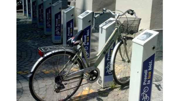 Immagine: Asti: il bike sharing compie un anno. Legambiente: servono più bici e piste ciclabili percorribili