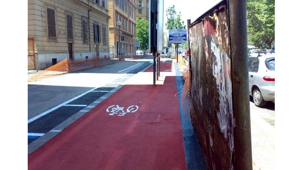 Immagine: Cartelloni pubblicitari al centro della ciclabile. La denuncia di Legambiente