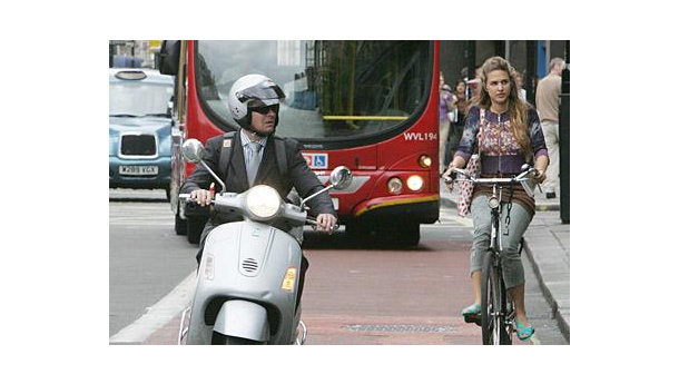 Immagine: Motorini sulle corsie gialle. A Genova parte la sperimentazione