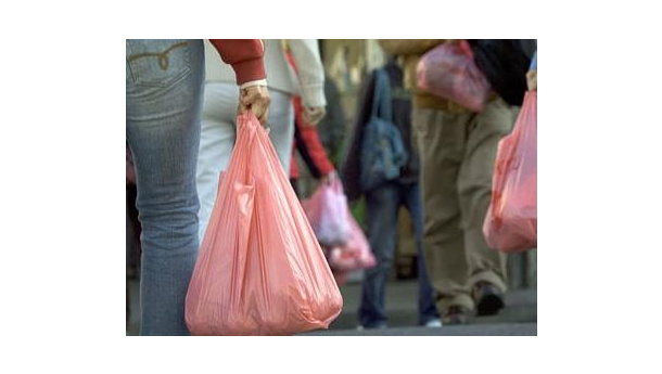 Immagine: La California mette al bando i sacchetti di plastica