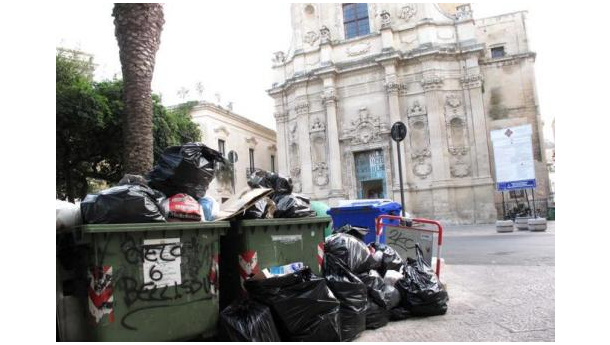 Immagine: Bloccata la raccolta rifiuti nelle strade di Lecce