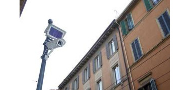 Bologna, la telecamera della Ztl spenta due ore prima. Scoppia la polemica