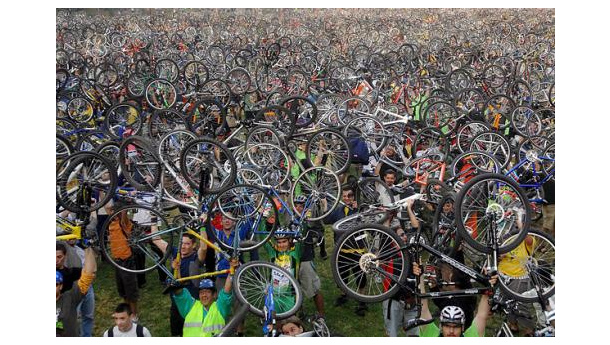 Immagine: Biciclettata di protesta a Bologna: «Riaccendete la telecamera fino alle 20»