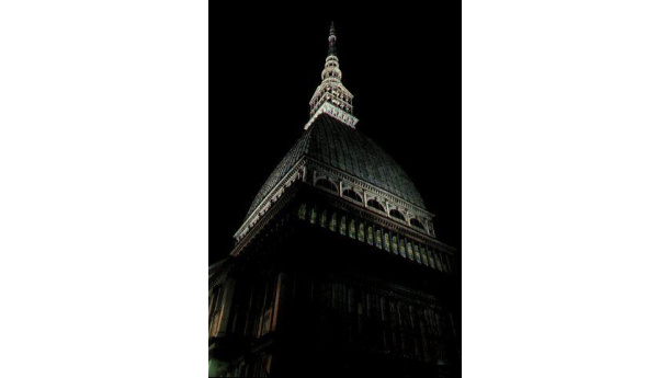 Immagine: I Comuni piemontesi spengono le luci monumentali per protestare contro la finanziaria