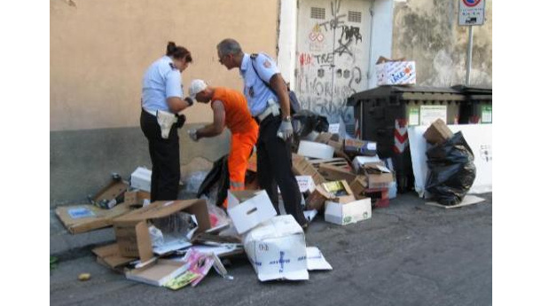Immagine: Bari: le prime multe dopo l'ordinanza del sindaco sui rifiuti. Partito il corso per gli operatori Amiu