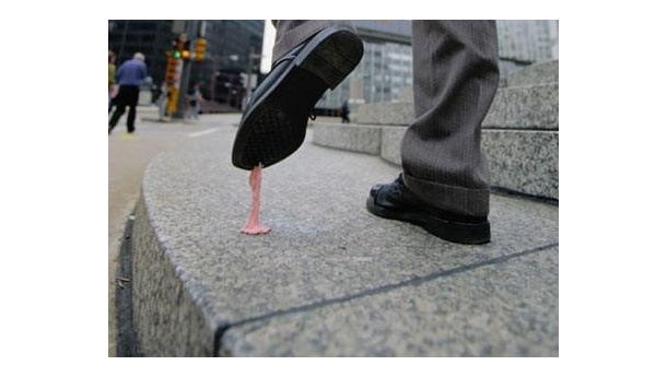 Immagine: Bari: un intervento pilota per la rimozione delle gomme da masticare a terra