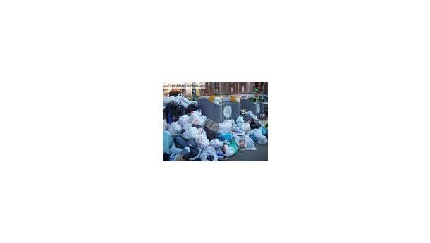 Immagine: Napoli, a terra 180 tonnellate di rifiuti