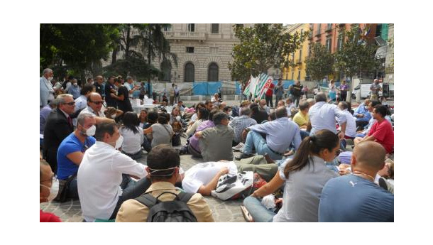 Immagine: Smog record, il porto di Napoli sotto accusa. Intervista al tossicologo Antonio Marfella