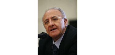 Emergenza Rifiuti, De Luca scrive a Caldoro: “è necessario un inceneritore a Salerno”