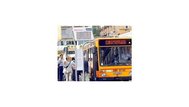 Immagine: L'assessore Vetrella: garantiremo l'efficienza e attuali tariffe. I sindacati: taglio del 30% delle risorse nel 2011 colpirà servizi e occupazione