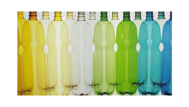 Immagine: Bottiglie di plastica colorate, che fatica riciclarle…