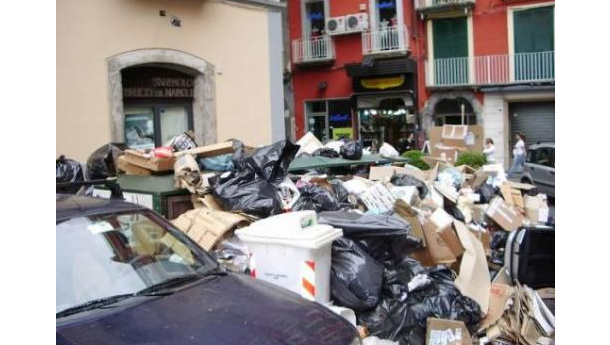 Immagine: Sedici anni di emergenza rifiuti storia di un disastro annunciato