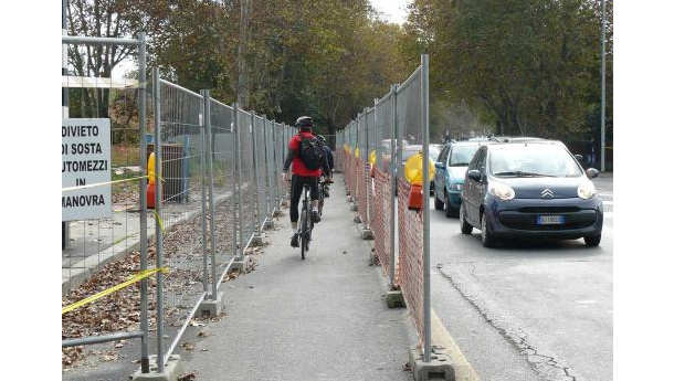 Immagine: Biciroma: finalmente realizzato un passaggio protetto sul cantiere del Ponte della Musica