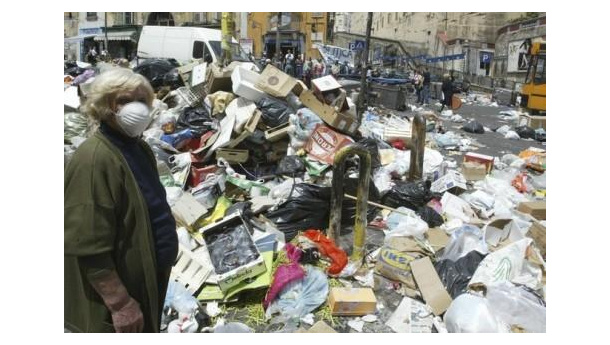 Immagine: I rifiuti di Napoli nelle altre province, sondaggi e interviste per capire come si esce dalla crisi