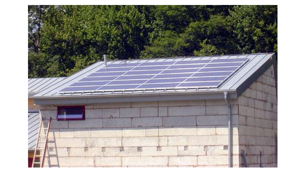 Immagine: Fotovoltaico sui tetti al posto dell'eternit. Legambiente, AzzeroCo2 e Provincia di Torino  firmano il protocollo d’intesa 