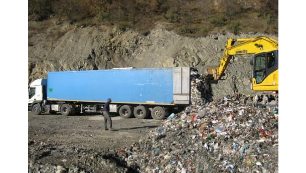 Immagine: Puglia: tornano a Napoli i camion pieni di tonnellate di rifiuti