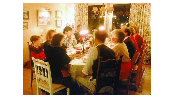 Immagine: A tavola nel periodo natalizio: le raccomandazioni di Comieco per differenziare carta e cartone