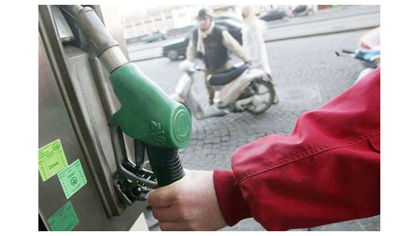 Immagine: Carburante: calano i prezzi ma anche i consumi