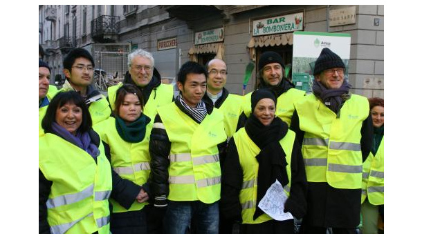 Immagine: Italiani e cinesi fianco a fianco hanno pulito la chinatown milanese