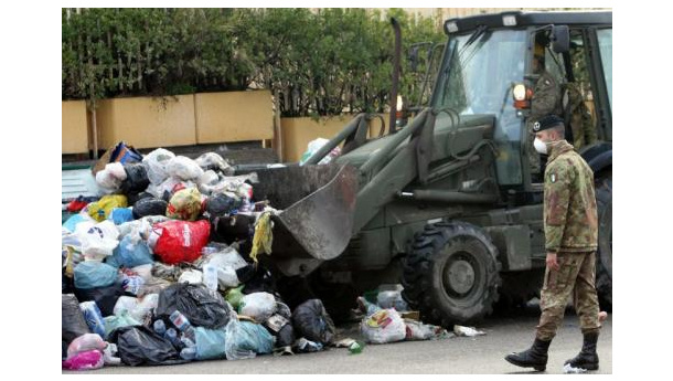 Immagine: L'esercito a Napoli per la raccolta, ma poi i rifiuti che fine fanno?