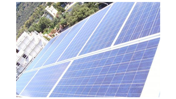 Immagine: Vendola firma protocollo d'intesa con Beghelli per solarizzazione dei tetti